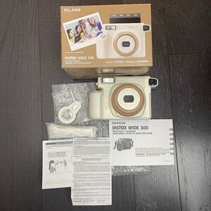 Fujifilm toffee Instax Wide 300 Instant Film Camera Close Up Lens and box HTF